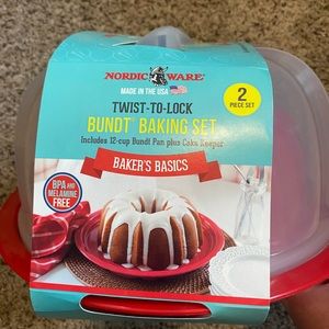 Bundt cake pan and cover